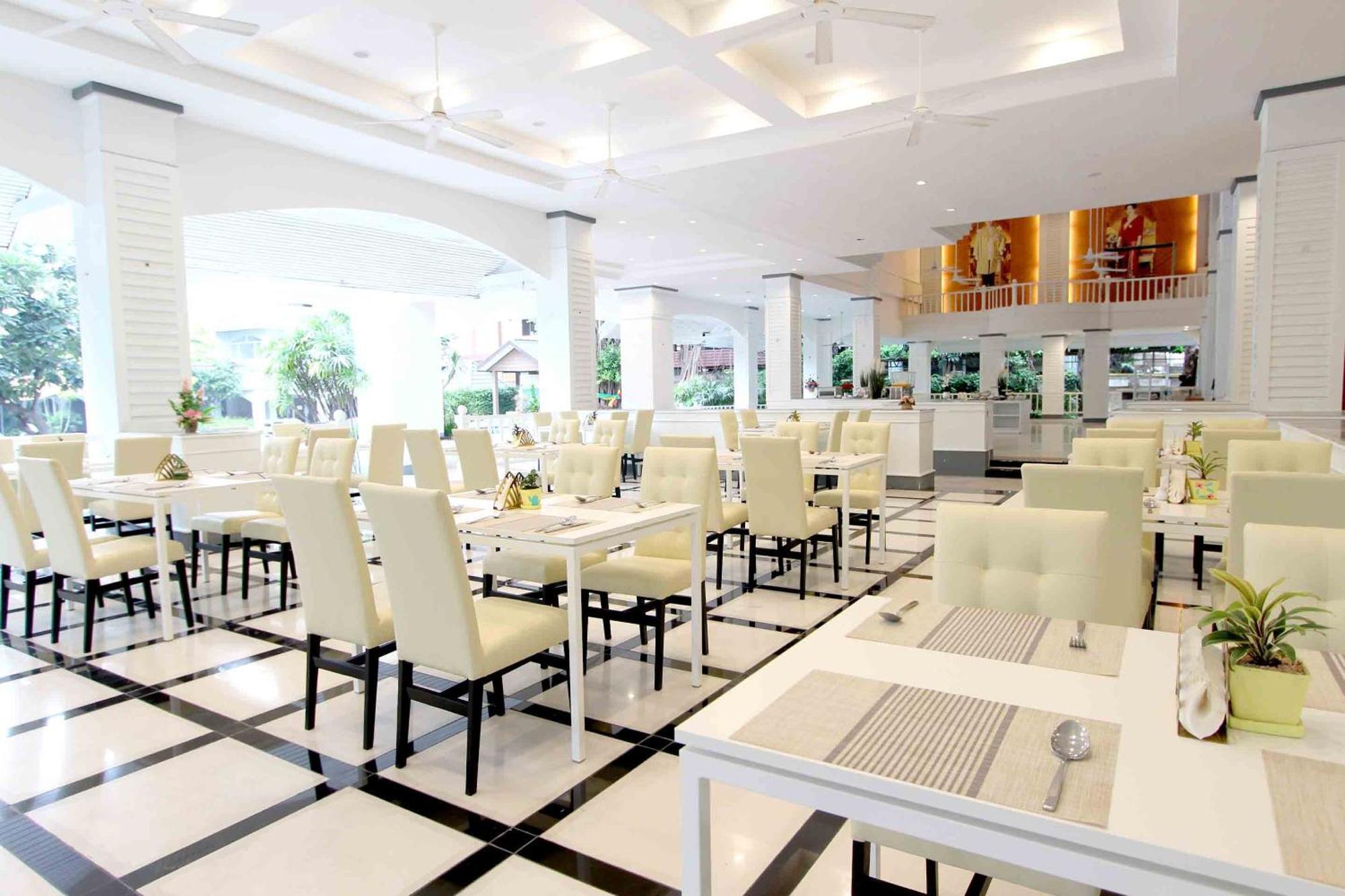 Pooh Beach Resort & Spa Джомтиен Бийч Екстериор снимка