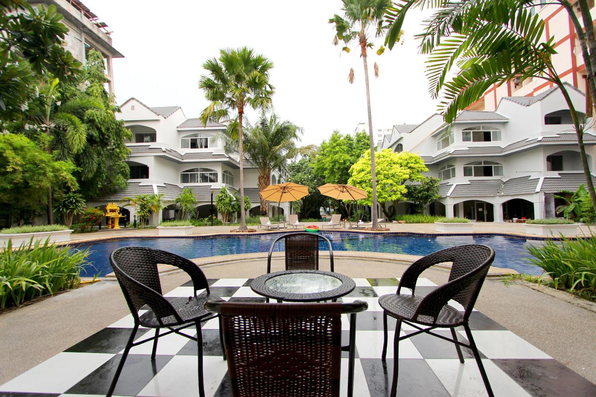 Pooh Beach Resort & Spa Джомтиен Бийч Екстериор снимка